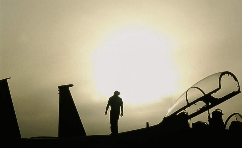 西方人,一个人,飞行员,走,横图,室外,白天,制服,日落,飞机,欧洲,美国,欧洲人,仅一个男性,仅一个人,仅一个中年男性,晚霞,霞光,落日,背光,背面,衣服,黄昏,彩霞,空军,一架,军人,战斗机,北美,军装,北美洲,美洲,军服,逆光,军用机,美军,军用战斗机,麦克唐纳.道格拉斯,鹰式战斗机,F-15鹰式战斗机,北亚美利加洲,亚美利加洲,夕照,男人,男性,中年男性,白种人,飞行人员,夕阳,步行,散步,走路,彩图,全身,斜阳