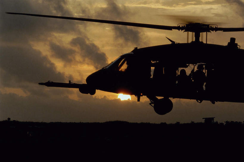 西方人,两个人,伙伴,朋友,飞行员,坐,横图,室外,白天,仰视,制服,友谊,合作,团队,日落,欧洲,美国,欧洲人,晚霞,霞光,落日,背光,衣服,黄昏,彩霞,战略,运输,空军,一架,军人,直升机,北美,军装,北美洲,美洲,军服,逆光,军用机,运输机,美军,军用战斗机,军用运输器,北亚美利加洲,亚美利加洲,联合,合谋,夕照,配合,协作,男人,男性,中年男性,白种人,飞行人员,夕阳,坐着,彩图,低角度拍摄,全身,HH-60铺路鹰,MH/HH-60G铺路鹰直升机,MH-60G铺路鹰直升机,斜阳