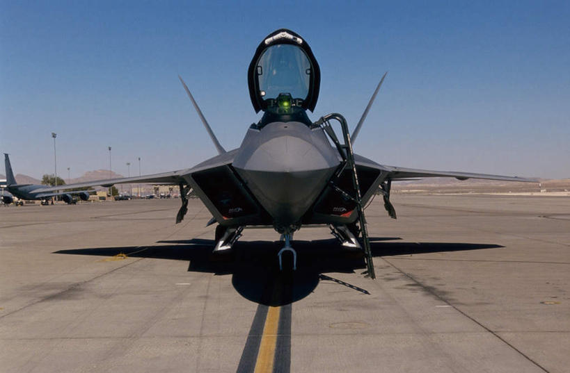 无人,横图,室外,白天,正面,飞机,美国,停靠,阴影,光线,界线,影子,蓝色,蓝天,天空,阳光,天,空军,一架,晴朗,战斗机,北美,北美洲,界限,停泊,边界,美洲,军用机,美军,军用战斗机,猛禽战斗机,隐形战斗机,万里无云,F-22猛禽战斗机,F-22战斗机,北亚美利加洲,亚美利加洲,晴空,晴空万里,彩图