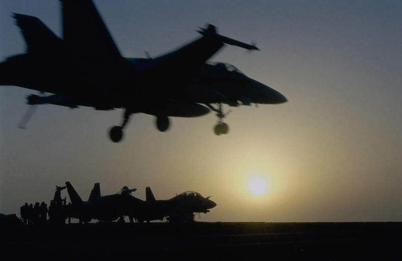 无人,横图,室外,白天,正面,日落,飞机,船,美国,飞翔,停靠,飞行,晚霞,霞光,落日,背光,翱翔,飞,黄昏,彩霞,军舰,空军,甲板,战斗机,北美,北美洲,停泊,航母,美洲,海军,逆光,战舰,航空母舰,军用机,美军,飞行甲板,军用战斗机,军用战舰,战船,F/A-18战斗机,F/A-18战机,F-18C大黄蜂战斗机,F-18大黄蜂战斗机,F-18战斗机,F-18战机,KC-135加油机,北亚美利加洲,亚美利加洲,空母,载机巡洋舰,夕照,卡尔.文森号航空母舰,夕阳,彩图,核动力航空母舰,核动力航母,斜阳