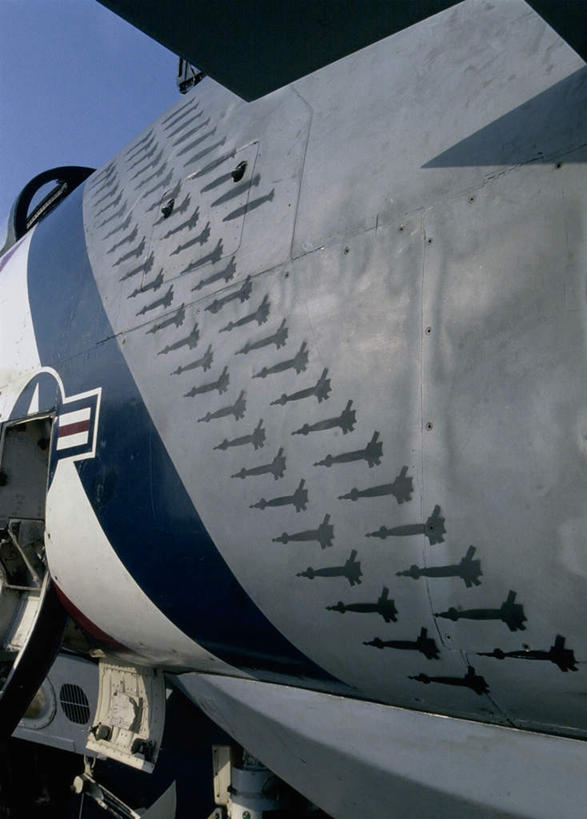 无人,竖图,室外,白天,正面,美国,停靠,阴影,光线,影子,蓝色,蓝天,天空,阳光,天,运输,空军,一架,晴朗,北美,北美洲,停泊,美洲,军用机,美军,军用运输器,万里无云,F-14D雄猫战斗机,格鲁曼F-14,北亚美利加洲,亚美利加洲,晴空,晴空万里,彩图