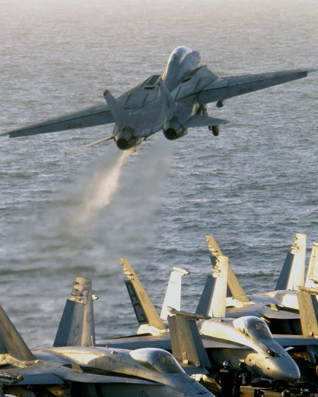 无人,竖图,室外,白天,正面,热情,海浪,海洋,飞机,船,火,美国,一艘,飞翔,阴影,飞行,光线,火焰,影子,浪花,烟雾,翱翔,燃烧,航空,飞,阳光,海水,交通工具,战争,运输,军舰,空军,甲板,污染,废气,战斗机,北美,北美洲,载具,航母,美洲,海军,海景,轰炸机,战舰,航空母舰,军用机,飞机尾迹,美军,飞行甲板,军用战斗机,军用战舰,攻击机,军用运输器,战船,尾迹云,机尾云,飞机拉烟,云带,尾迹,华盛顿号航空母舰,北亚美利加洲,亚美利加洲,机尾迹,飞机尾气,空母,载机巡洋舰,大海,风浪,海,海水的波动,近岸浪,涌浪,彩图,核动力航空母舰,核航母,乔治.华盛顿号航空母舰,F-14B战斗机