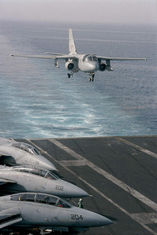 无人,竖图,室外,白天,正面,海浪,海洋,飞机,船,美国,一艘,飞翔,阴影,飞行,光线,影子,浪花,水平线,辽阔,海平线,翱翔,航空,飞,蓝色,蓝天,天空,阳光,海水,交通工具,天,广阔,战争,军舰,空军,晴朗,一望无际,甲板,战斗机,北美,北美洲,载具,航母,美洲,海军,海景,轰炸机,战舰,航空母舰,军用机,美军,飞行甲板,军用战斗机,军用战舰,攻击机,战船,华盛顿号航空母舰,万里无云,北亚美利加洲,亚美利加洲,空母,载机巡洋舰,无边无际,一马平川,大海,风浪,海,海水的波动,近岸浪,涌浪,晴空,晴空万里,彩图,核动力航空母舰,核航母,乔治.华盛顿号航空母舰,水天相接,水天一线