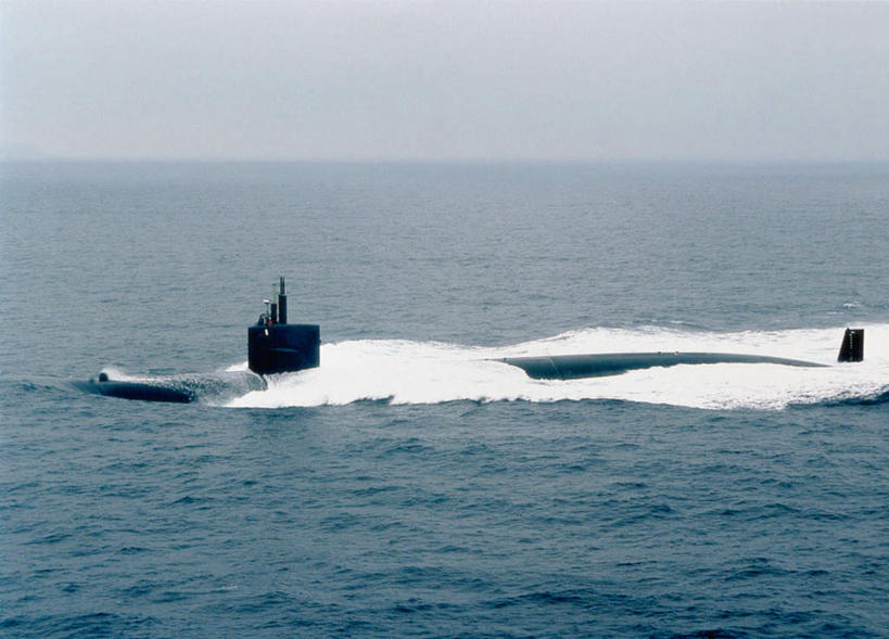 无人,横图,室外,白天,正面,海浪,海洋,一艘,阴影,波纹,飞溅,溅,光线,液体,影子,浪花,水滴,水平线,辽阔,海平线,水珠,蓝色,蓝天,水纹,天空,阳光,海水,船尾波,波浪,天,广阔,晴朗,一望无际,喷洒,海军,海景,潜艇,潜水艇,核动力潜艇,核潜艇,军用潜艇,军用舰,军用艇,万里无云,无边无际,一马平川,大海,风浪,海,海水的波动,近岸浪,涌浪,晴空,晴空万里,彩图,水天相接,水天一线