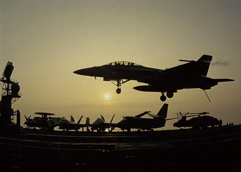 无人,横图,室外,白天,仰视,日落,飞机,船,美国,晚霞,霞光,落日,背光,黄昏,彩霞,军舰,空军,甲板,战斗机,北美,北美洲,航母,美洲,海军,逆光,战舰,航空母舰,军用机,小鹰号航空母舰,美军,飞行甲板,军用战斗机,军用战舰,战船,F/A-18战斗机,F/A-18战机,F-18C大黄蜂战斗机,F-18大黄蜂战斗机,F-18战斗机,F-18战机,KC-135加油机,北亚美利加洲,亚美利加洲,空母,载机巡洋舰,夕照,夕阳,彩图,低角度拍摄,斜阳