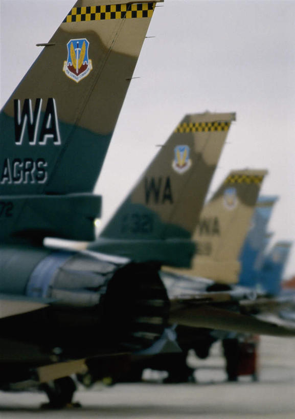 无人,竖图,室外,白天,正面,飞机,美国,一排,许多,停靠,阴影,整齐,光线,英文,标志,文字,影子,字符,字母,很多,标识,排列,蓝色,蓝天,天空,阳光,天,空军,晴朗,英文字母,战斗机,北美,北美洲,队列,停泊,美洲,军用机,美军,军用战斗机,战隼战斗机,万里无云,F-16战斗机,F-16战隼战斗机,北亚美利加洲,亚美利加洲,晴空,晴空万里,彩图