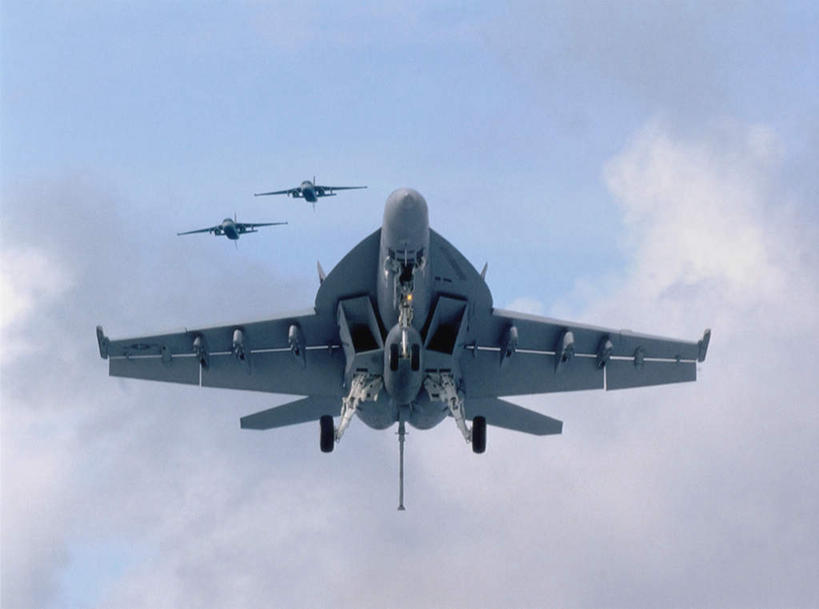 无人,横图,室外,白天,仰视,飞机,美国,飞翔,阴影,飞行,光线,影子,云,云朵,翱翔,云彩,飞,蓝色,白云,蓝天,天空,阳光,天,空军,晴朗,战斗机,北美,北美洲,美洲,军用机,美军,军用战斗机,三架,F/A-18战斗机,F/A-18战机,F-18C大黄蜂战斗机,F-18大黄蜂战斗机,F-18战斗机,F-18战机,KC-135加油机,北亚美利加洲,亚美利加洲,晴空,彩图,低角度拍摄