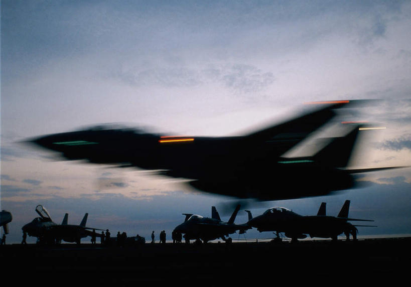 无人,横图,室外,白天,正面,日落,飞机,船,美国,飞翔,朦胧,模糊,飞行,晚霞,霞光,落日,背光,翱翔,航空,飞,黄昏,交通工具,彩霞,战争,运输,军舰,空军,甲板,战斗机,北美,北美洲,载具,航母,美洲,海军,逆光,轰炸机,战舰,航空母舰,军用机,美军,飞行甲板,军用战斗机,军用战舰,攻击机,军用运输器,战船,杜鲁门号航空母舰,北亚美利加洲,亚美利加洲,空母,载机巡洋舰,夕照,夕阳,彩图,F-14B战斗机,斜阳