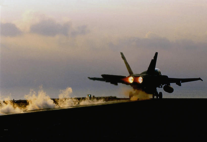 无人,横图,室外,白天,正面,日落,飞机,船,美国,飞翔,飞行,晚霞,霞光,落日,背光,翱翔,飞,黄昏,彩霞,军舰,空军,一架,甲板,战斗机,北美,北美洲,航母,美洲,海军,逆光,战舰,航空母舰,军用机,美军,飞行甲板,军用战斗机,军用战舰,战船,杜鲁门号航空母舰,F/A-18战斗机,F/A-18战机,F-18C大黄蜂战斗机,F-18大黄蜂战斗机,F-18战斗机,F-18战机,KC-135加油机,北亚美利加洲,亚美利加洲,空母,载机巡洋舰,夕照,夕阳,彩图,斜阳