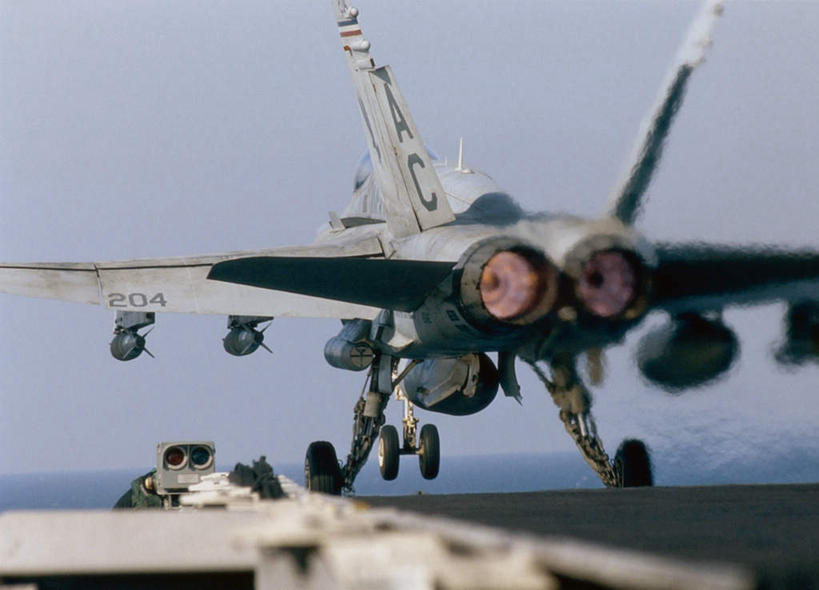 无人,横图,室外,白天,正面,飞机,船,美国,一艘,停靠,阴影,光线,影子,蓝色,蓝天,天空,阳光,天,军舰,空军,一架,晴朗,甲板,战斗机,北美,北美洲,停泊,航母,美洲,海军,战舰,航空母舰,军用机,美军,飞行甲板,军用战斗机,军用战舰,战船,杜鲁门号航空母舰,万里无云,F/A-18战斗机,F/A-18战机,F-18C大黄蜂战斗机,F-18大黄蜂战斗机,F-18战斗机,F-18战机,KC-135加油机,北亚美利加洲,亚美利加洲,空母,载机巡洋舰,晴空,晴空万里,彩图