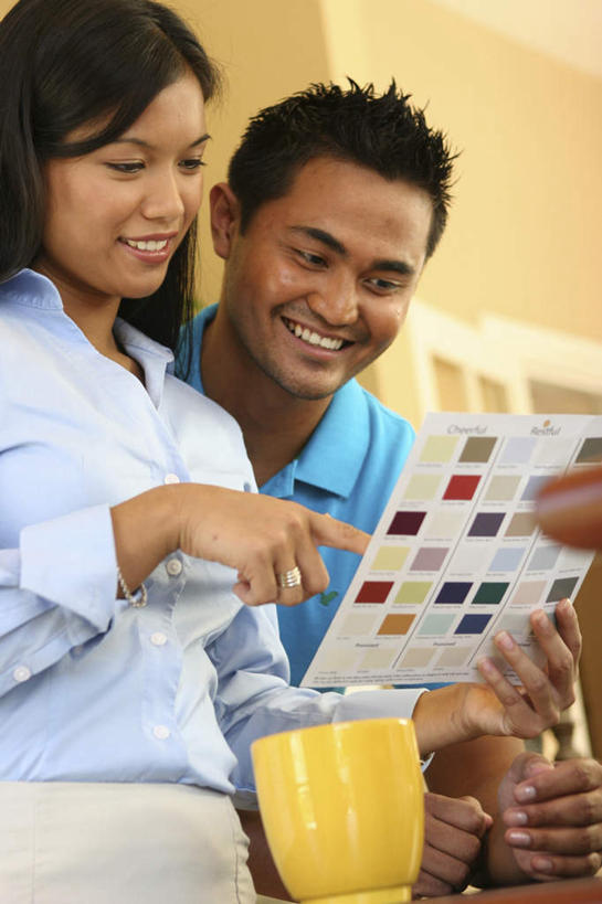 东方人,两个人,站,笑,微笑,露齿笑,竖图,室内,白天,仰视,爱情,阅读,桌面,桌子,杯子,亚洲,握,指,服装,木制,瓷器,咖啡杯,陶瓷制品,浪漫,拿,拿着,注视,休闲装,黄种人,方向,衣服,木制品,观察,看,手势,站着,休闲,温暖,温馨,休闲服,恩爱,浏览,握着,恋人,服饰,观看,和睦,察看,册子,指向,食指,关注,瓷杯,宣传,宣传册,美观,男人,男性,年轻男性,年轻女性,女人,女性,亚洲人,情侣,站立,半身,彩图,低角度拍摄,伴侣,融洽