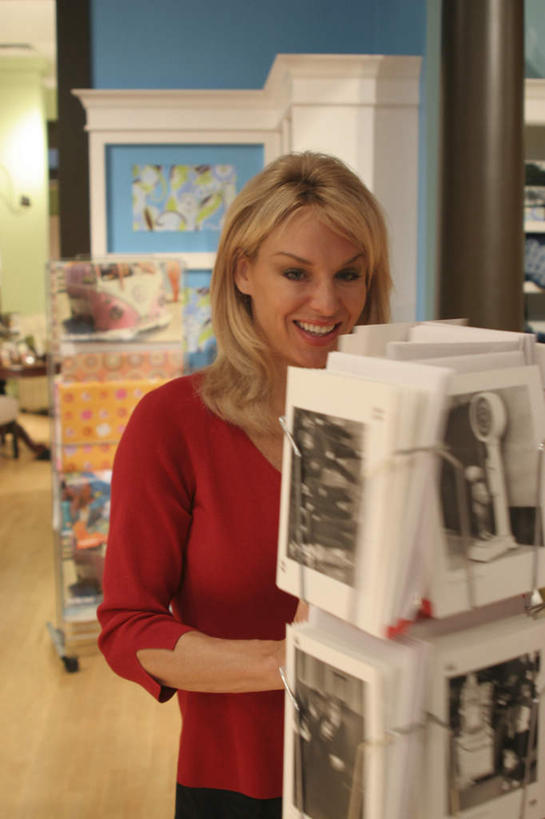 西方人,一个人,商店,书店,站,笑,微笑,露齿笑,竖图,室内,白天,正面,看书,阅读,书籍,欧洲,欧洲人,仅一个年轻女性,仅一个女性,仅一个人,学习,服装,墙,注视,休闲装,商铺,墙壁,墙面,衣服,红色,书本,观察,看,站着,休闲,休闲服,读书,浏览,服饰,观看,察看,关注,市肆,商号,年轻女性,女人,女性,白种人,书,图书,站立,半身,彩图,店铺