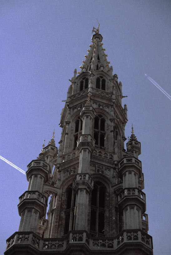 无人,高楼大厦,竖图,室外,白天,仰视,旅游,度假,标志建筑,大厦,地标,建筑,摩天大楼,雕塑,比利时,欧洲,阴影,艺术,装饰,光线,雕刻,雕像,影子,墙,云,云朵,首都,云彩,娱乐,建设,墙壁,墙面,蓝色,白云,蓝天,天空,阳光,工艺品,楼宇,天,享受,休闲,旅游胜地,放松,晴朗,纪念,美术,西欧,主题,陈列,布鲁塞尔,布鲁塞尔大广场,功能,美学,比利时王国,布鲁塞尔广场,晴空,彩图,低角度拍摄,大楼,高层建筑,高楼,摩天楼