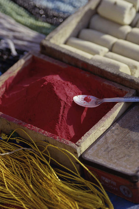 无人,竖图,俯视,室内,特写,白天,一堆,许多,堆叠,堆积,木制,粉末,木盒,勺子,调味,香料,佐料,很多,红色,木制品,容器,调羹,汤匙,粉,储藏,堆,辣椒粉,配料,储存,作料,粉状,彩图,高角度拍摄,贮存