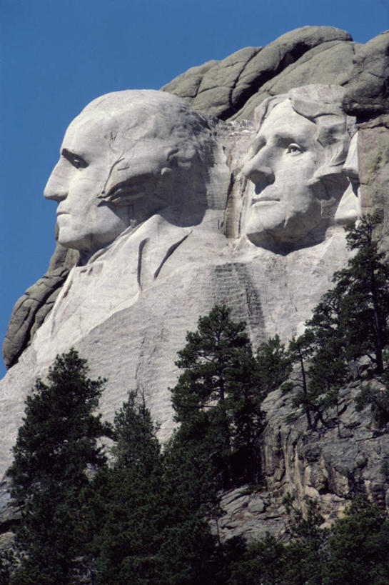 西方人,无人,两个人,公园,竖图,室外,白天,仰视,民族服装,旅游,度假,名胜古迹,标志建筑,地标,建筑,雕塑,欧洲,华盛顿,美国,欧洲人,阴影,遗迹,艺术,装饰,光线,雕刻,雕像,影子,注视,古迹,文物,娱乐,建设,古建筑,石雕,蓝色,蓝天,天空,阳光,工艺品,天,观察,看,享受,休闲,旅游胜地,放松,晴朗,观看,纪念,美术,察看,亚伯拉罕.林肯,北美,北美洲,国家公园,总统山,总统,乔治.华盛顿,托马斯.杰弗逊,西奥多.罗斯福,关注,主题,肖像,美洲,林肯,陈列,古文明,南达科他州,杰斐逊,拉什莫尔山,罗斯福,拉什莫尔山国家纪念公园,万里无云,功能,美学,北亚美利加洲,亚美利加洲,南达科他,草狼之州,晴朗之州,托马斯.杰斐逊,美国总统山,罗斯摩尔山国家纪念公园,美国总统公园,美利坚合众国总统纪念公园,总统山国家公园,男人,男性,中年男性,白种人,晴空,晴空万里,半身,彩图,低角度拍摄,传统服装,民俗服