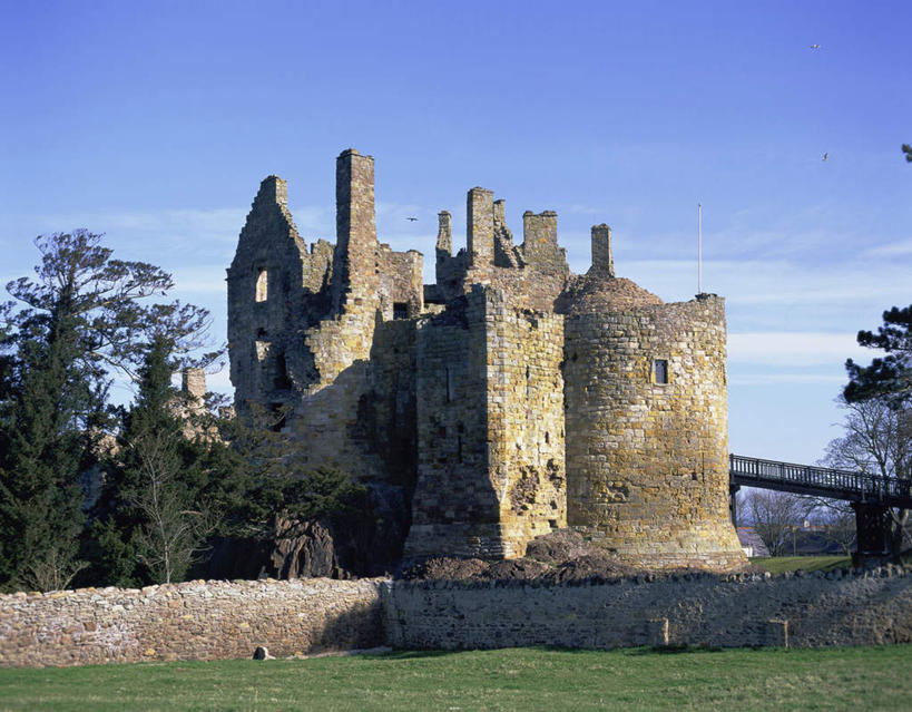 无人,横图,室外,白天,正面,旅游,度假,草地,草坪,名胜古迹,植物,标志建筑,地标,建筑,英国,欧洲,阴影,遗迹,光线,影子,堡垒,城堡,云,云朵,桥,云彩,古迹,文物,娱乐,建设,古建筑,苏格兰,草,树,树木,蓝色,绿色,白云,蓝天,天空,阳光,自然,天,享受,休闲,旅游胜地,放松,吊桥,生长,晴朗,成长,人行桥,悬索桥,西欧,要塞,吊杆,大不列颠,古文明,大不列颠及北爱尔兰联合王国,大不列颠联合王国,日不落英帝国,苏格兰王国,锚锭,悬索,设防,东洛锡安,晴空,彩图