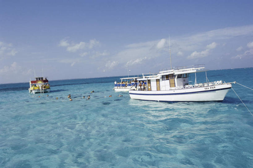 无人,横图,室外,白天,正面,海浪,海洋,美景,轮船,船,阴影,波纹,光线,影子,景观,浪花,水平线,云,云朵,辽阔,海平线,涟漪,云彩,蓝色,白云,蓝天,水纹,天空,阳光,自然,海水,交通工具,波浪,天,广阔,景色,晴朗,一望无际,波光粼粼,自然风光,载具,三艘,海景,水晕,无边无际,一马平川,大海,风浪,海,海水的波动,近岸浪,涌浪,晴空,彩图,水天相接,水天一线