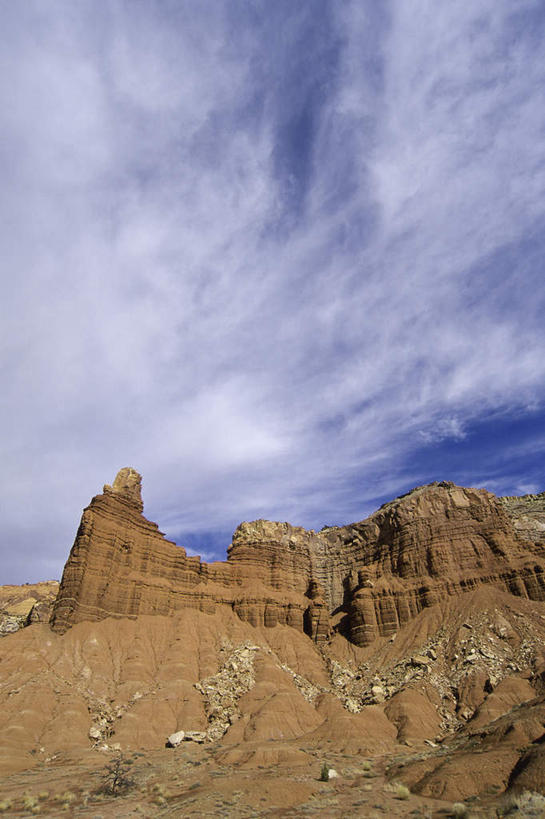 无人,竖图,室外,白天,仰视,旅游,度假,石头,美景,山,山脉,美国,阴影,光线,纹路,石子,纹理,影子,景观,山峰,云,云朵,山峦,云彩,娱乐,蓝色,白云,蓝天,天空,阳光,自然,群山,天,享受,休闲,景色,放松,晴朗,北美,北美洲,犹他州,自然风光,美洲,圆顶礁国家公园,肌理,北亚美利加洲,亚美利加洲,犹他,蜂窝之州,蜂房州,国会礁脉国家公园,国会礁国家公园,石块,岩石,晴空,彩图,低角度拍摄