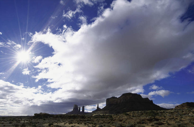 无人,横图,室外,白天,仰视,旅游,度假,石头,美景,沙漠,山,山脉,太阳,美国,阴影,光线,石子,影子,景观,山峰,云,云朵,山峦,云彩,娱乐,蓝色,白云,蓝天,天空,阳光,自然,群山,天,享受,休闲,景色,放松,晴朗,亚利桑那,北美,北美洲,自然风光,美洲,亚利桑那州,纪念碑山谷,纪念碑谷,纪念碑山谷公园,纪念谷,大峡谷之州,北亚美利加洲,亚美利加洲,纪念碑谷纳瓦霍部落公园,大漠,砂漠,石块,岩石,晴空,彩图,低角度拍摄