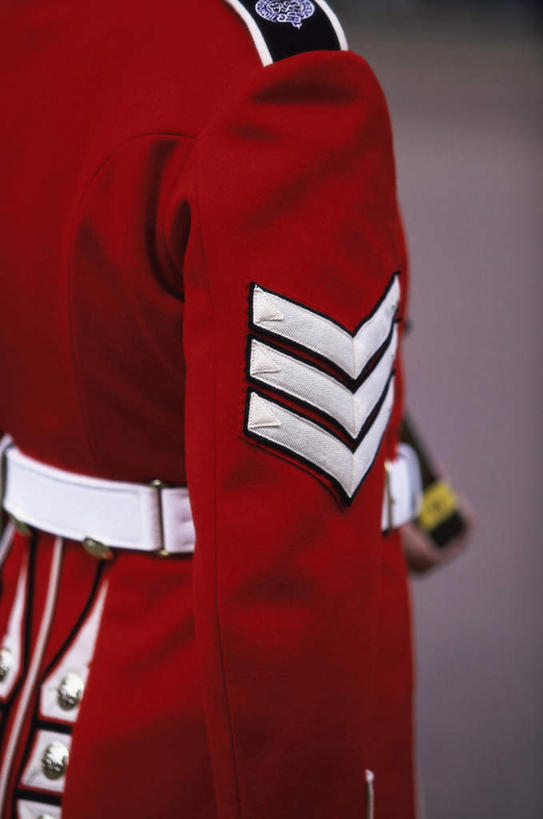 西方人,一个人,站,竖图,室外,白天,正面,制服,欧洲,欧洲人,仅一个男性,仅一个人,阴影,反射,影子,仅一个年轻男性,衣服,红色,站着,军人,军装,军服,男人,男性,年轻男性,白种人,站立,半身,彩图