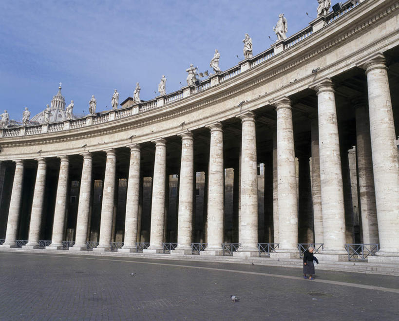 西方人,一个人,走,横图,室外,白天,仰视,旅游,度假,名胜古迹,标志建筑,地标,建筑,雕塑,欧洲,梵蒂冈,欧洲人,仅一个男性,仅一个人,一排,阴影,服装,遗迹,艺术,整齐,装饰,光线,雕刻,雕像,影子,柱子,云,云朵,建筑群,首都,云彩,注视,休闲装,古迹,文物,娱乐,建设,古建筑,石雕,排列,仅一个年轻男性,衣服,蓝色,白云,蓝天,天空,阳光,工艺品,天,观察,看,享受,休闲,休闲服,旅游胜地,放松,服饰,晴朗,观看,纪念,美术,察看,队列,关注,南欧,主题,陈列,古文明,梵蒂冈城,圣彼得广场,功能,美学,梵蒂冈城国,男人,男性,年轻男性,白种人,晴空,步行,散步,走路,彩图,低角度拍摄,全身