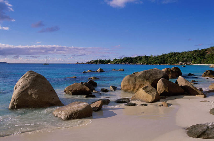 无人,横图,室外,白天,正面,旅游,度假,海浪,海洋,石头,美景,沙滩,树林,植物,非洲,塞舌尔,沙子,石子,海岸,景观,浪花,水平线,云,云朵,辽阔,海平线,沙地,云彩,娱乐,树,树木,蓝色,绿色,白云,蓝天,天空,自然,海水,天,享受,休闲,广阔,景色,放松,生长,晴朗,成长,一望无际,自然风光,海景,塞舌尔共和国,阿非利加洲,东非,无边无际,一马平川,普拉斯林岛,大海,风浪,海,海水的波动,海滩,近岸浪,石块,岩石,涌浪,晴空,彩图,水天相接,水天一线