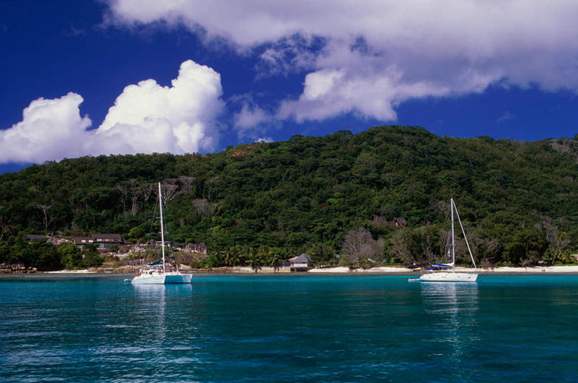 帆船,无人,横图,室外,白天,正面,旅游,度假,海浪,海洋,美景,沙滩,山,山脉,树林,植物,船,非洲,塞舌尔,阴影,光线,沙子,影子,海岸,景观,浪花,山峰,云,云朵,沙地,山峦,两艘,云彩,娱乐,树,树木,蓝色,绿色,白云,蓝天,天空,阳光,自然,海水,交通工具,群山,天,享受,休闲,景色,放松,生长,晴朗,成长,自然风光,载具,海景,拉迪格岛,塞舌尔共和国,阿非利加洲,东非,大海,风浪,海,海水的波动,海滩,近岸浪,涌浪,晴空,彩图