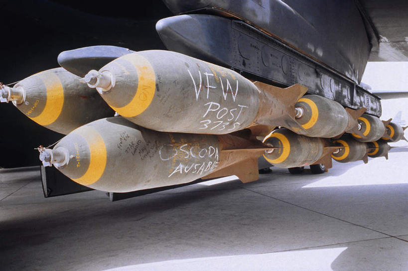 无人,横图,室外,特写,白天,正面,火箭,高科技,科技,飞机,美国,阴影,反射,科学,英文,标志,文字,影子,字符,字母,标识,工业,空军,一架,英文字母,战斗机,北美,发射器,北美洲,美洲,导弹,轰炸机,炮弹,阿拉伯文,军用机,弹道导弹,军方,军工业,美军,军用战斗机,国防,B-52同温层堡垒轰炸机,B-52轰炸机,北亚美利加洲,亚美利加洲,阿拉伯语,阿拉伯字母,堡垒轰炸机,彩图