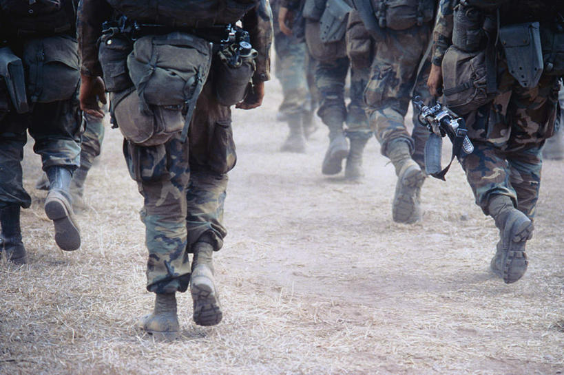 西方人,同事,横图,室外,白天,成功,合作,团队,集体,信心,沙漠,欧洲,欧洲人,奔驰,包,许多人,旅行包,队伍,排列,背面,背包,奔跑,一群人,领导,成就,迷彩服,军服,合伙,领袖,旅游包,摆列,伪装服,野战服,作战服,男人,男性,年轻男性,白种人,大漠,砂漠,半身,彩图,布列,分列,双肩包