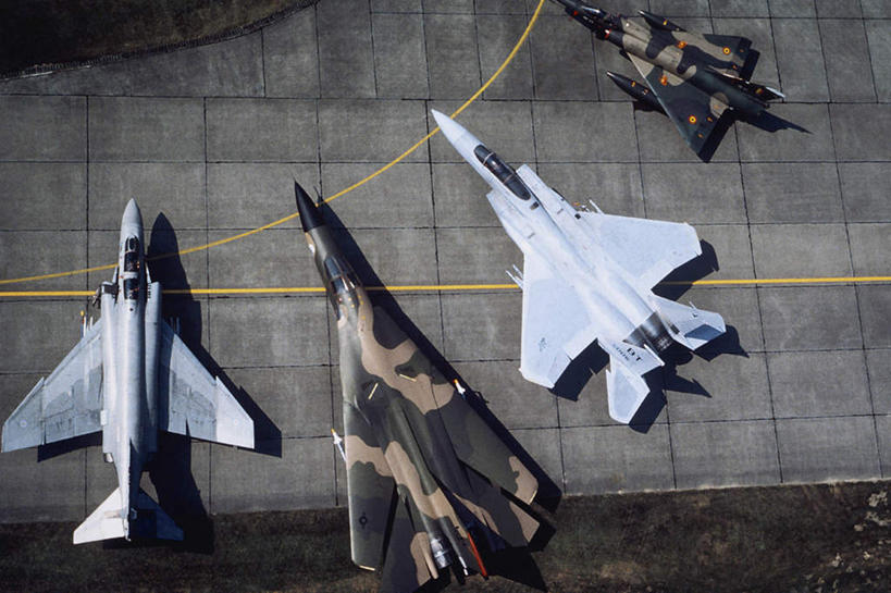 无人,机场,横图,俯视,室外,白天,道路,飞机,飞机场,路,公路,一排,曲折,弯曲,整齐,分界线,停车线,交通,航空,排列,交通工具,战争,空军,蜿蜒,车行道,车行道分界线,战斗机,四艘,队列,载具,标线,轰炸机,军用机,军用战斗机,攻击机,车行线,航空站,空港,马路,彩图,高角度拍摄