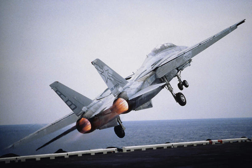 无人,机场,横图,室外,白天,正面,海浪,海洋,飞机,飞机场,美国,一艘,飞翔,飞行,浪花,水平线,辽阔,海平线,翱翔,航空,飞,蓝色,蓝天,天空,海水,停机坪,天,广阔,空军,晴朗,一望无际,战斗机,北美,北美洲,美洲,海景,军用机,美军,军用战斗机,幽灵式战斗机,万里无云,F-4幽灵式战斗机,北亚美利加洲,亚美利加洲,无边无际,一马平川,大海,风浪,海,海水的波动,近岸浪,涌浪,晴空,晴空万里,彩图,水天相接,水天一线