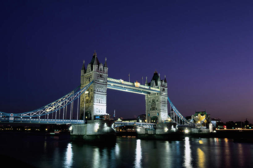 无人,横图,室外,夜晚,仰视,旅游,度假,河流,名胜古迹,水,标志建筑,大桥,地标,建筑,轮船,桥梁,船,英国,欧洲,伦敦,阴影,遗迹,光线,影子,河水,水流,桥,灯光,首都,两艘,古迹,文物,娱乐,建设,古建筑,伦敦塔桥,泰晤士河,蓝色,蓝天,天空,交通工具,天,享受,休闲,旅游胜地,放松,西欧,载具,大不列颠,古文明,大不列颠及北爱尔兰联合王国,塔桥,大不列颠联合王国,日不落英帝国,雾都,彩图,低角度拍摄