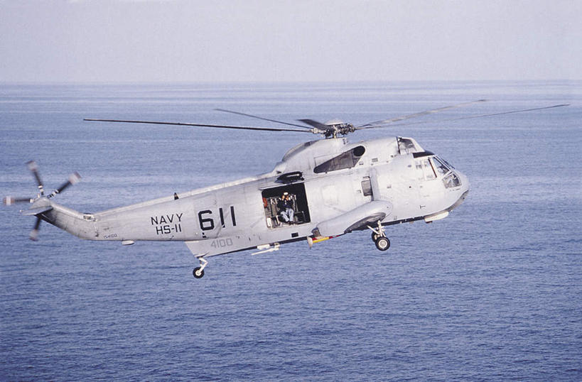 无人,横图,俯视,航拍,室外,白天,海浪,海洋,美国,飞翔,波纹,飞行,英文,标志,文字,字符,字母,浪花,水平线,辽阔,海平线,涟漪,翱翔,标识,飞,蓝色,蓝天,水纹,天空,海水,波浪,天,广阔,运输,空军,一架,晴朗,英文字母,一望无际,直升机,北美,北美洲,鸟瞰,美洲,海景,阿拉伯文,军用机,运输机,美军,军用战斗机,运输直升机,军用运输器,万里无云,MH-53J铺路洼直升机,水晕,北亚美利加洲,亚美利加洲,无边无际,一马平川,阿拉伯语,阿拉伯字母,大海,风浪,海,海水的波动,近岸浪,涌浪,晴空,晴空万里,彩图,高角度拍摄,MH-53J直升机,水天相接,水天一线