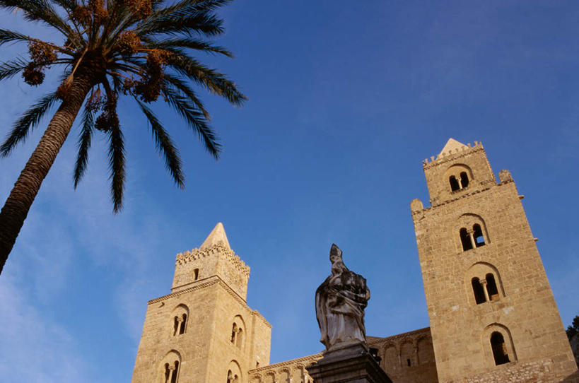 无人,教堂,横图,室外,白天,仰视,旅游,度假,名胜古迹,植物,标志建筑,地标,建筑,椰树,叶子,雕塑,意大利,欧洲,阴影,节日,遗迹,艺术,装饰,光线,雕刻,雕像,影子,云,云朵,绿叶,云彩,古迹,文化,文物,娱乐,建设,古建筑,石雕,树,树木,蓝色,绿色,白云,蓝天,天空,阳光,自然,工艺品,天,祈祷,享受,休闲,健康,嫩叶,旅游胜地,放松,许愿,宗教,信仰,生长,晴朗,成长,纪念,祈求,美术,基督教,西西里,南欧,天主教,主题,陈列,信念,古文明,意大利共和国,首府,西西里岛,功能,美学,巴勒莫,切法卢,平安,叶,叶片,晴空,棕榈,椰子树,彩图,低角度拍摄,大教堂,礼拜堂