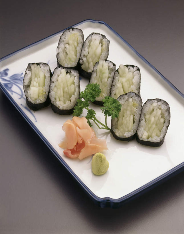 米饭,寿司,芥末,无人,竖图,俯视,室内,特写,白天,烹饪,蔬菜,餐具,阴影,灰色背景,新鲜,反射,碟子,盘,影子,香菜,调料,酱料,酱汁,佐料,日本料理,料理,食品,紫菜,饭,调味品,调味料,酱,菜肴,美食,食物,盘子,碟,日式料理,日式,摄影,佳肴,有机食品,绿色食品,影棚,五谷,手握寿司,醋饭,芥末酱,胡菜,香荽,原荽,园荽,芫荽,握寿司,押寿司,胡荽,莞荽,芫茜,芫蓿,莚葛草,莚荽菜,四喜饭,膜菜,索菜,坛紫菜,子菜,紫英,紫瑛,彩图,高角度拍摄,影棚拍摄,拍摄,芥辣,芥辣酱,青芥末酱,日式青芥末酱