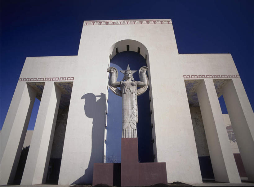 西方人,一个人,无人,公园,站,横图,室外,白天,仰视,民族服装,度假,美景,城市风光,城市,雕塑,欧洲,美国,欧洲人,仅一个年轻女性,仅一个女性,仅一个人,艺术,装饰,雕刻,雕像,景观,注视,娱乐,石雕,蓝色,蓝天,天空,工艺品,天,观察,看,站着,享受,休闲,景色,放松,晴朗,观看,张开双腿,纪念,美术,察看,北美,北美洲,关注,德克萨斯州,主题,美洲,陈列,德克萨斯,达拉斯,万里无云,达拉斯市,得州,德州,得克萨斯州,孤星之州,功能,美学,北亚美利加洲,亚美利加洲,展开双腿,年轻女性,女人,女性,白种人,晴空,晴空万里,站立,半身,彩图,低角度拍摄,传统服装,民俗服,伸展双腿