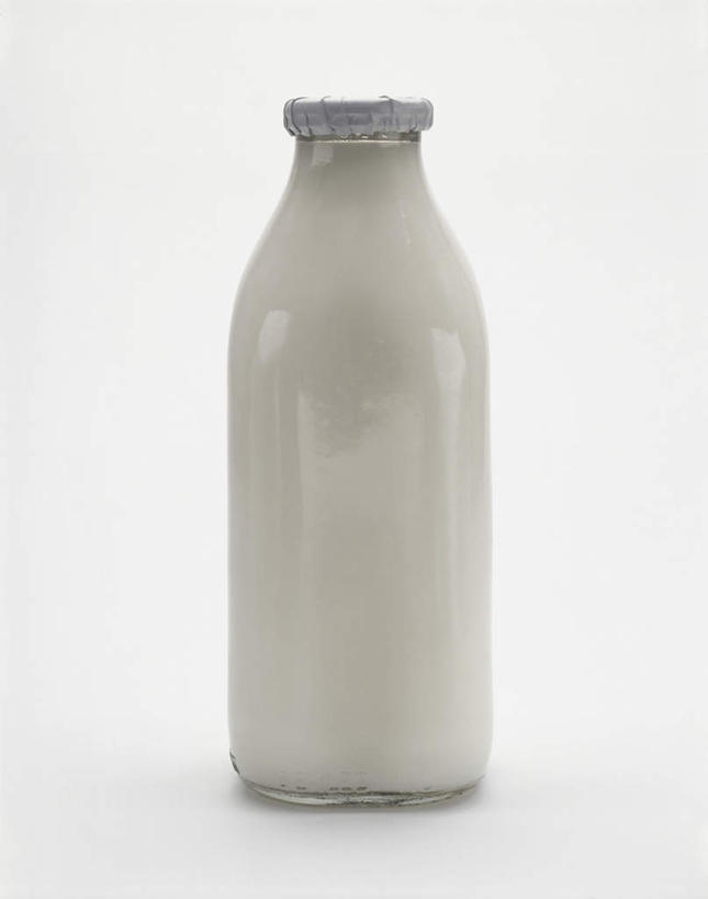 牛奶,无人,竖图,室内,特写,白天,白色背景,正面,阴影,反射,罐子,影子,饮品,营养,玻璃制品,饮料,玻璃瓶,瓶子,摄影,影棚,一瓶,乳制品,奶,牛乳,安神,彩图,影棚拍摄,拍摄