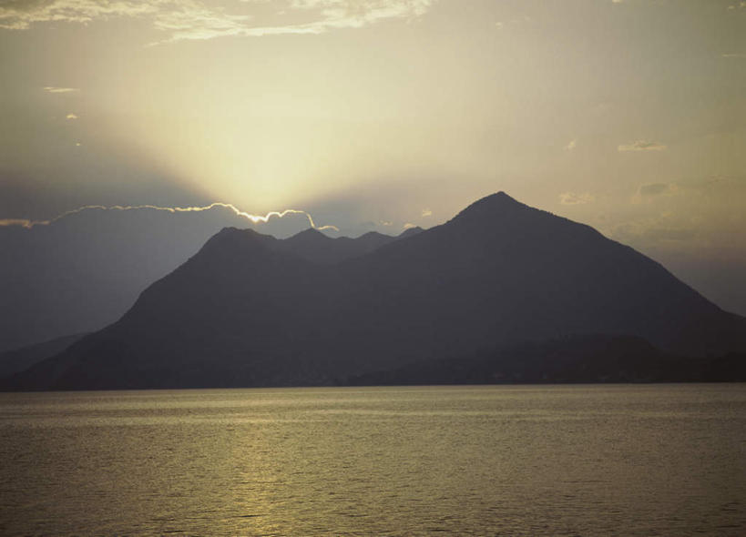 无人,横图,室外,白天,正面,旅游,度假,湖,湖泊,美景,日落,山,山脉,水,意大利,欧洲,阴影,波纹,光线,影子,湖面,景观,山峰,水流,水面,晚霞,霞光,云,云朵,落日,涟漪,山峦,云彩,娱乐,白云,水纹,阳光,自然,黄昏,波浪,湖水,群山,享受,休闲,景色,彩霞,放松,南欧,自然风光,意大利共和国,水晕,夕照,马焦雷湖,夕阳,彩图,斜阳