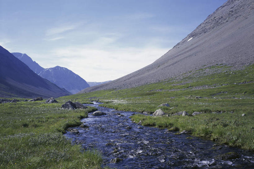 无人,横图,室外,白天,正面,旅游,度假,草地,草坪,河流,石头,美景,山,山脉,水,峡谷,植物,挪威,欧洲,阴影,光线,石子,影子,河水,景观,山峰,水流,云,云朵,山谷,山峦,云彩,娱乐,草,蓝色,绿色,白云,蓝天,天空,小溪,阳光,自然,群山,天,溪水,享受,休闲,景色,放松,晴朗,斯堪的纳维亚,岩层,自然风光,北欧,斯堪的那维亚,斯堪的那维亚半岛,斯堪的纳维亚半岛,拉普兰,挪威王国,诺尔兰,诺尔兰郡,石块,岩石,晴空,彩图