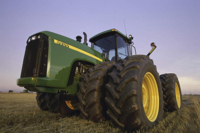 无人,农田,横图,室外,白天,仰视,农业,庄稼,农作物,汽车,一辆,阴影,光线,影子,车,蓝色,蓝天,天空,阳光,交通工具,天,机械,晴朗,载具,拖拉机,万里无云,交通运输,农用机械,晴空,晴空万里,彩图,低角度拍摄,耕地,庄稼田