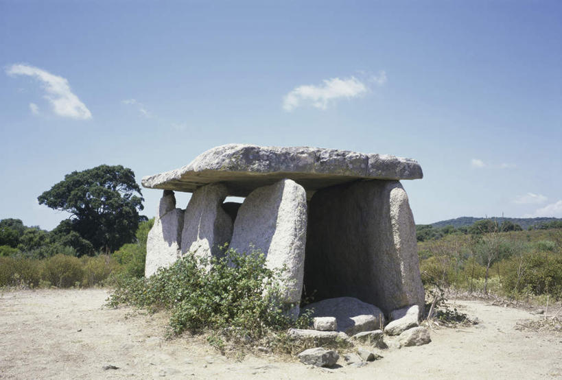 无人,横图,室外,白天,正面,旅游,度假,草地,草坪,名胜古迹,植物,标志建筑,地标,建筑,法国,欧洲,阴影,遗迹,光线,影子,云,云朵,云彩,古迹,文物,娱乐,建设,古建筑,废墟,草,树,树木,蓝色,绿色,白云,蓝天,天空,阳光,自然,天,享受,休闲,墓地,旅游胜地,放松,生长,晴朗,成长,坟墓,陵墓,科西嘉,科西嘉岛,坟场,古文明,法兰西共和国,法兰西第五共和国,科西嘉大区,晴空,彩图