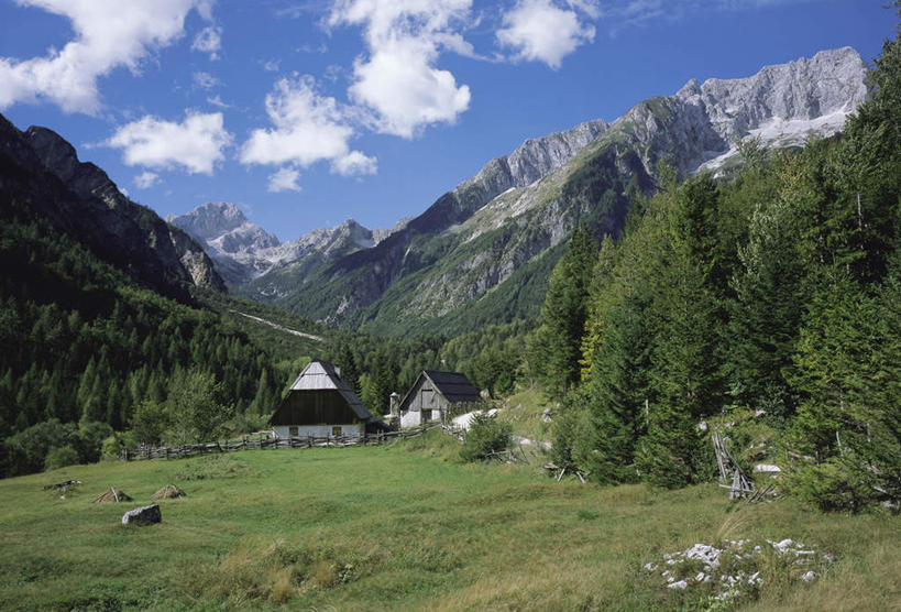 无人,横图,室外,白天,正面,旅游,度假,草地,草坪,石头,美景,山,山脉,植物,欧洲,斯洛文尼亚,阴影,光线,石子,影子,景观,山峰,云,云朵,山峦,云彩,娱乐,草,树,树木,蓝色,绿色,白云,蓝天,天空,阳光,自然,群山,天,享受,休闲,景色,放松,生长,晴朗,成长,自然风光,中欧,斯洛文尼亚共和国,石块,岩石,晴空,彩图