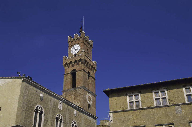 无人,横图,室外,白天,仰视,旅游,度假,窗户,标志建筑,地标,建筑,意大利,欧洲,许多,阴影,时间,光线,时钟,影子,墙,计时,娱乐,建设,玻璃窗,墙壁,墙面,蓝色,蓝天,天空,阳光,钟表,天,享受,休闲,表,旅游胜地,放松,晴朗,托斯卡纳,锡耶纳,南欧,皮恩扎,万里无云,意大利共和国,塔钟,托斯卡纳大区,钟,晴空,晴空万里,彩图,低角度拍摄