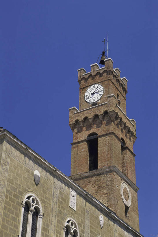 无人,竖图,室外,白天,仰视,度假,美景,窗户,城市风光,城市,意大利,欧洲,许多,阴影,时间,光线,时钟,影子,墙,景观,计时,娱乐,玻璃窗,墙壁,墙面,蓝色,蓝天,天空,阳光,钟表,天,享受,休闲,表,景色,放松,晴朗,托斯卡纳,锡耶纳,南欧,皮恩扎,万里无云,意大利共和国,塔钟,托斯卡纳大区,钟,晴空,晴空万里,彩图,低角度拍摄