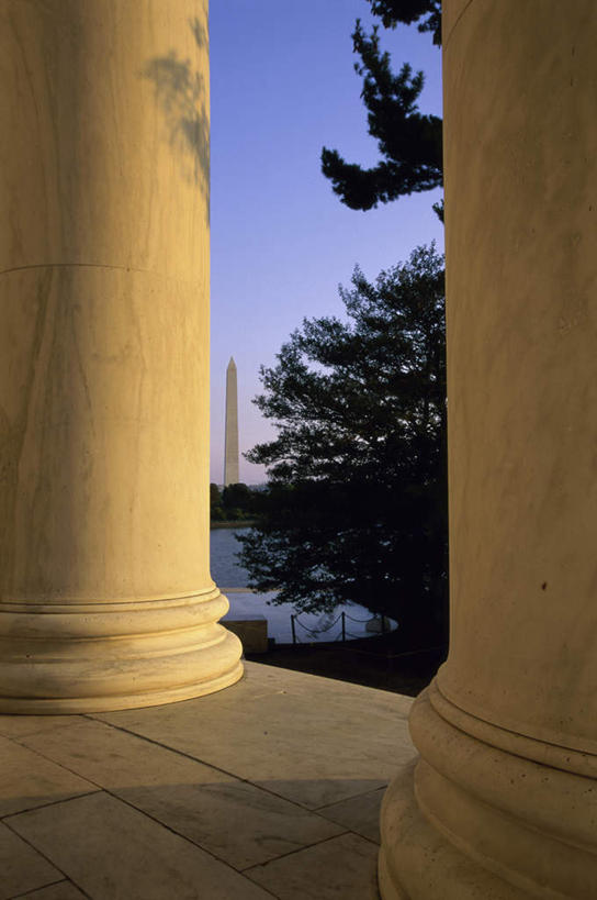 无人,栏杆,竖图,室外,白天,正面,旅游,度假,植物,标志建筑,地标,建筑,美国,阴影,光线,影子,柱子,纪念馆,围栏,首都,娱乐,建设,护栏,树,树木,蓝色,绿色,蓝天,天空,阳光,自然,天,享受,休闲,旅游胜地,放松,生长,晴朗,成长,北美,北美洲,美洲,华盛顿特区,万里无云,杰弗逊纪念堂,杰佛逊纪念堂,华盛顿哥伦比亚特区,华府,杰斐逊纪念堂,北亚美利加洲,亚美利加洲,晴空,晴空万里,彩图