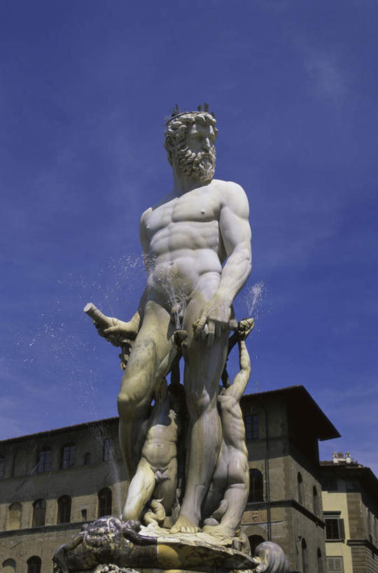 西方人,一个人,无人,站,竖图,室外,白天,仰视,旅游,度假,标志建筑,地标,建筑,喷泉,雕塑,意大利,佛罗伦萨,欧洲,欧洲人,仅一个男性,仅一个人,仅一个中年男性,阴影,艺术,装饰,光线,雕刻,雕像,影子,景观,云,云朵,云彩,扭头,注视,文化,娱乐,建设,裸露,蓝色,白云,蓝天,天空,阳光,工艺品,天,观察,看,品味,站着,转头,享受,休闲,旅游胜地,放松,晴朗,观看,纪念,美术,察看,关注,南欧,主题,裸,水景,陈列,意大利共和国,海神喷泉,功能,美学,美观,领主广场,百花之城,翡冷翠,男人,男性,中年男性,白种人,设计,晴空,站立,彩图,低角度拍摄,全身