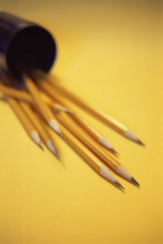 无人,竖图,俯视,室内,特写,白天,静物,笔筒,许多,阴影,黄色背景,朦胧,模糊,反射,笔,影子,办公用品,文具,一个,铅笔,容器,学习用品,器皿,摄影,影棚,单个,储藏,文具用品,储存,插笔器具,文房用具,彩图,高角度拍摄,影棚拍摄,拍摄,贮存