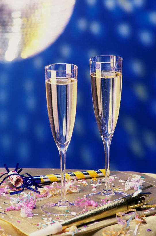 葡萄酒,无人,竖图,室内,特写,白天,正面,奢侈,游戏,快乐,桌子,杯子,玩具,阴影,朦胧,模糊,反射,高脚杯,影子,两杯,浪漫,玩,娱乐,玻璃制品,酒,饮料,酒杯,香槟,休闲,诱惑,活动,发泄,消遣,智力,玩具吹卷,香槟杯,宣泄,气泡酒,起泡酒,汽酒,吹卷,玻璃杯,玩耍,嬉戏,彩图,高兴,欢笑