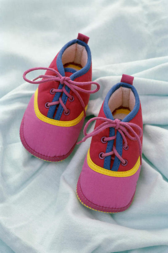 无人,竖图,俯视,室内,特写,白天,静物,鞋子,一双,阴影,反射,影子,婴儿鞋,摄影,影棚,休闲鞋,彩图,高角度拍摄,影棚拍摄,拍摄