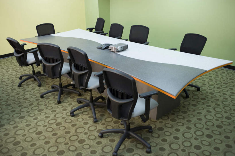 无人,办公室,打电话,横图,室内,白天,正面,显示器,仪器,地毯,家具,门,桌子,电话,椅子,一排,许多,阴影,整齐,装饰,编织,反射,屏幕,影子,手工艺品,办公桌,墙,投影仪,织物,设备,通讯设备,显示屏,墙壁,墙面,排列,会议椅,工艺品,门框,华丽,修饰,办公椅,点缀,队列,投影机,输出设备,会议电话,办公家具,衬托,美观,雅致,雅观,商务椅,培训椅,交流,电话机,沟通,通话,彩图